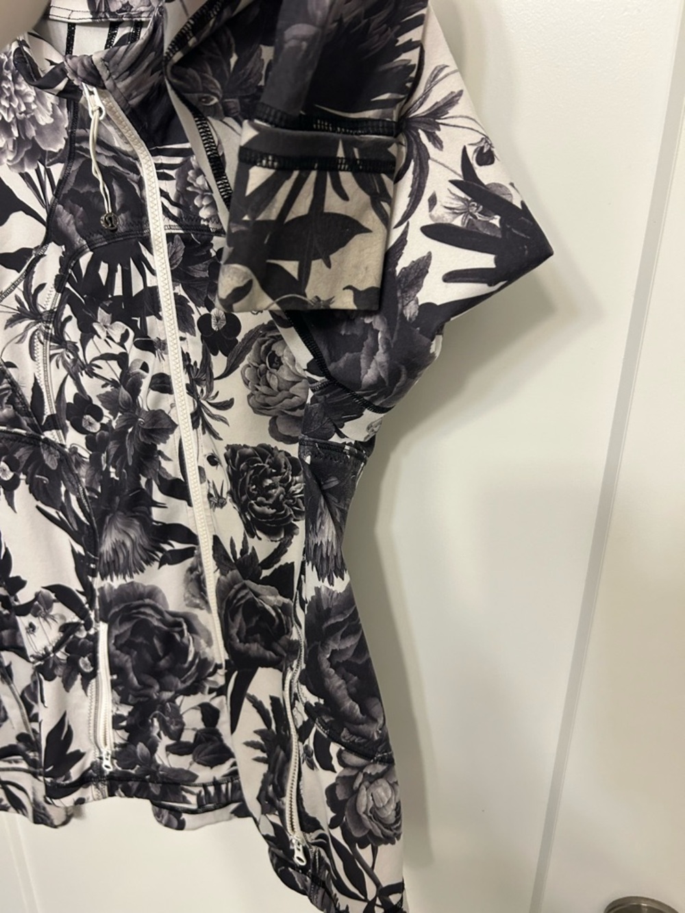Lululemon Forme Jacket II Floral Brisk Bloom Black White Cuffins - Picture 4 of 12